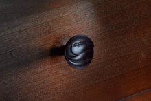 Cargar imagen en el visor de la galería, Brainerd #P24078W-SI-C - Perilla de gabinete redonda Edera de 1-1/4 pulg. (32 mm) - Hierro dulce