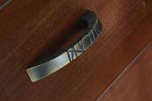 Cargar imagen en el visor de la galería, Brainerd P27757V-VBG-C - Tirador de gabinete arqueado Ayanna de 3 pulg. (76 mm), bronce con detalles dorados