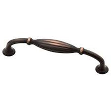 Cargar imagen en el visor de la galería, Brainerd tradicional acanalado 5-1/16 pulgadas de centro a centro de bronce con tiradores de cajón de manija de arco de cobre destacados #P33783W-VBC-CP