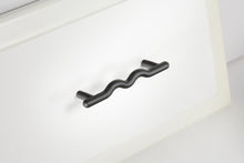 Cargar imagen en el visor de la galería, Liberty Hardware P83503C-FB-C5 Tirador de extremo de desplazamiento, 3", negro plano