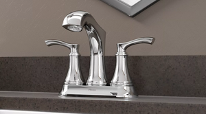 Woodbury llave de baño central de 4" con 2 manijas 