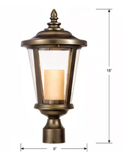 Cargar imagen en el visor de la galería, HD-1199-LED Bellingham - Soporte de poste mediano LED para exteriores, bronce aceitado, con vidrio transparente y vela de vidrio ámbar