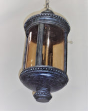 Cargar imagen en el visor de la galería, Alico Lighting 1976ST Acclaim Lighting Lámpara colgante para exteriores con acabado de piedra y pantallas de vidrio color ámbar