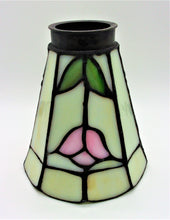 Cargar imagen en el visor de la galería, Angelo Brothers Company - Pantalla de lámpara de vitral Tiffany Bell #81266
